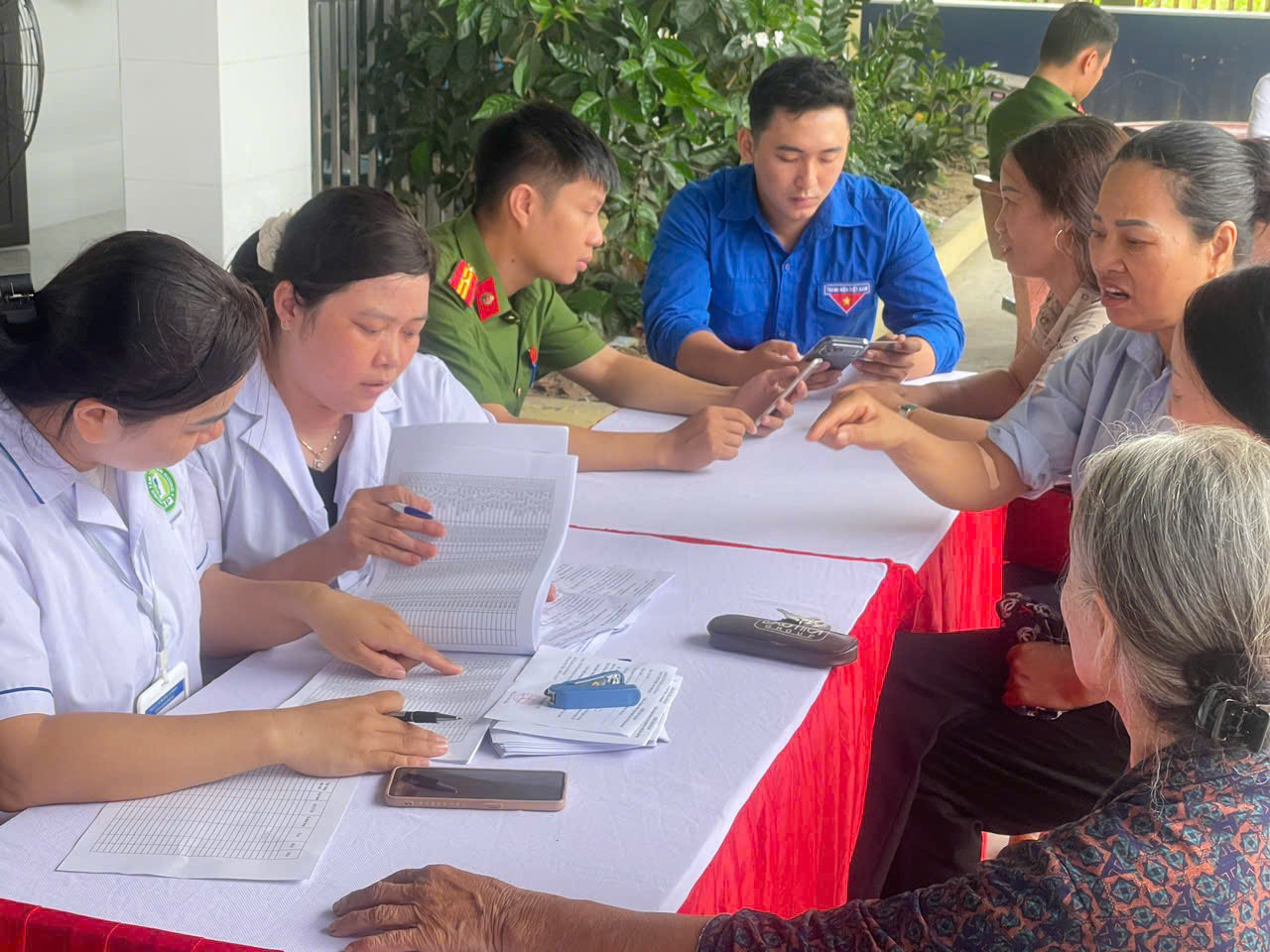 Công an phường An Phong đồng hành cùng chiến dịch khám sức khỏe toàn dân và tích hợp Sổ sức khỏe điện tử trên VNeID